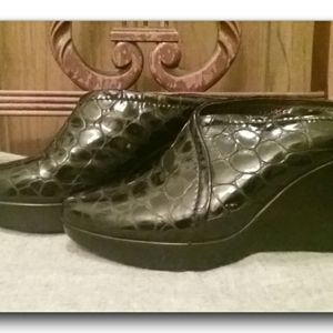 Gorgeous Donald J. Pliner Slides